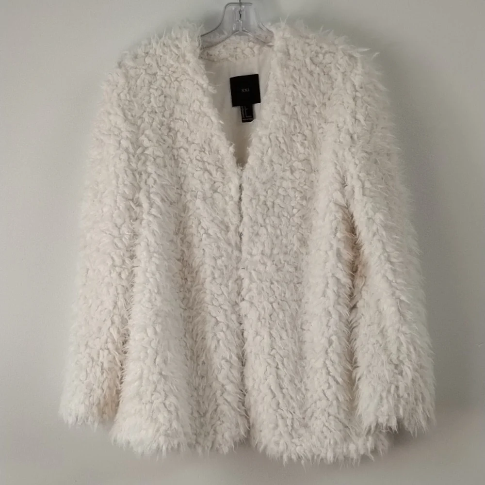 XXI White Faux Fur Mob Wife Statement Jacket